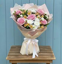 Букет цветов из:  Гвоздики, Орхидеи и Розы в Оредеж