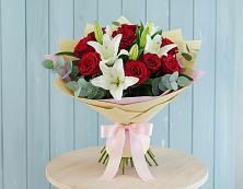 Букет цветов из:  Лилии и Розы в Оредеж