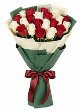 Букет Микс из красных и белых роз в Оредеж
