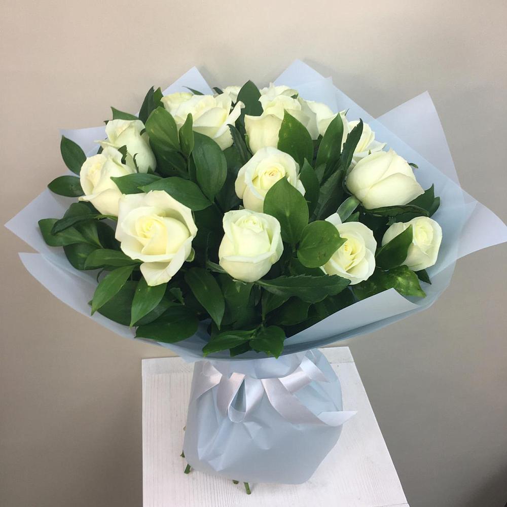 Букет 15 Белых роз Проуд в Оредеж
