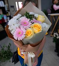 Букет цветов из:  Герберы, Розы и Хризантемы в Оредеж
