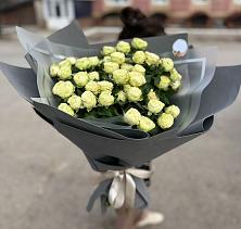 Букет Белые кустовые розы Солинеро в Оредеж