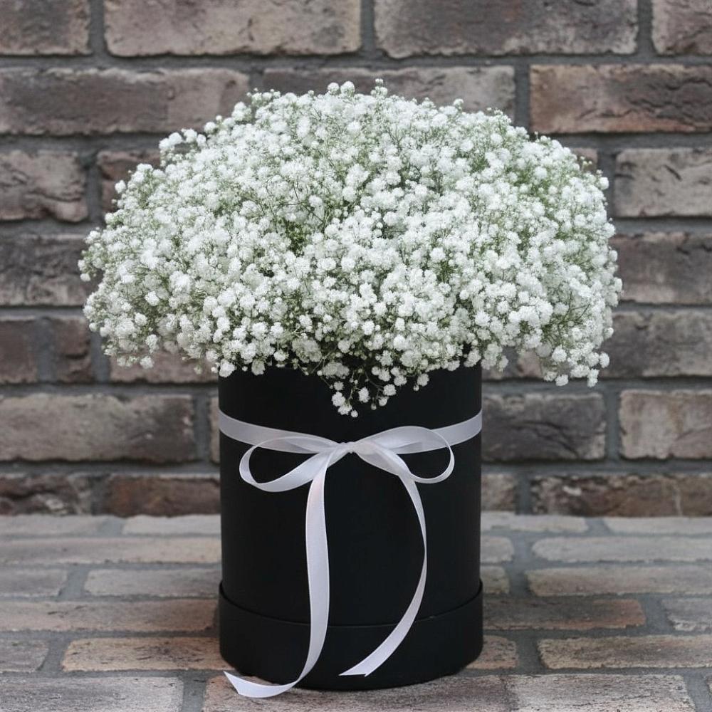 Цветочная композиция из Гипсофила в шляпной коробке в Оредеж