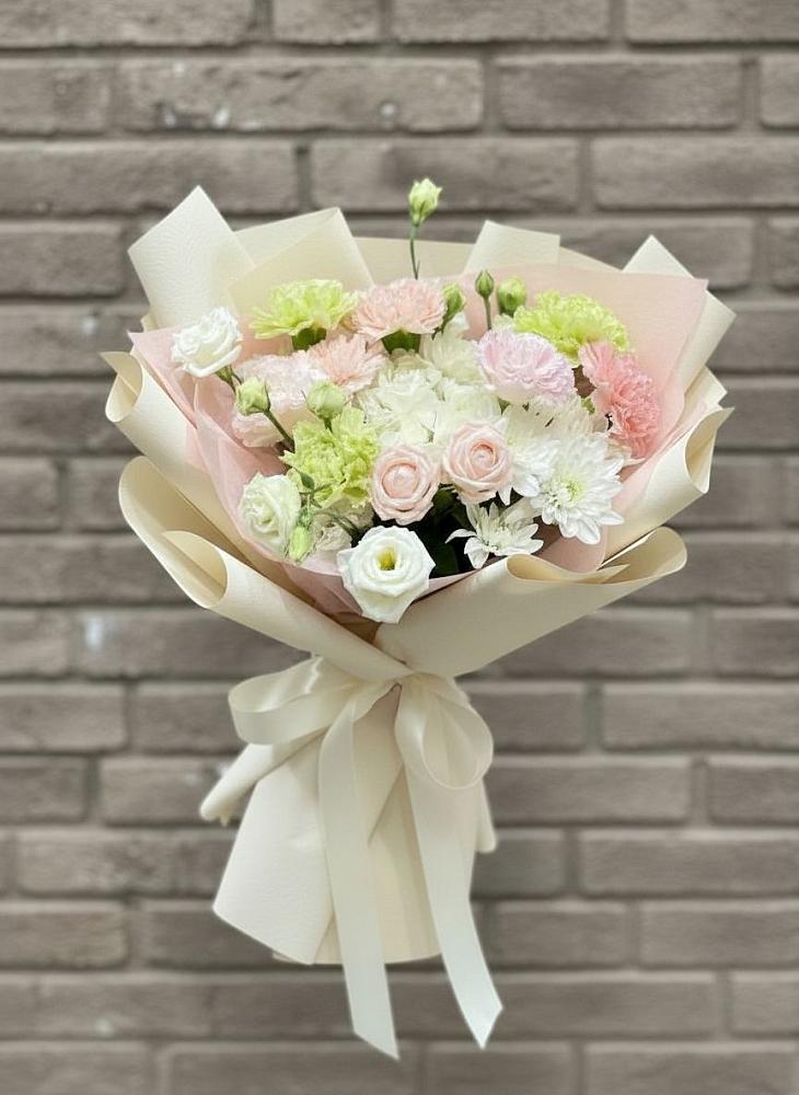 Букет цветов из: Гвоздики, Розы, Лизиантусы и Хризантемы в Оредеж