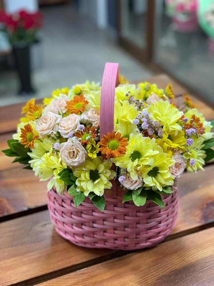Цветочная композиция из Хризантемы и Розы в корзине в Оредеж