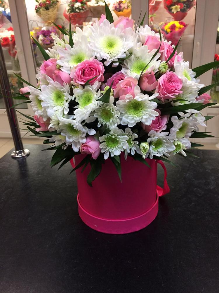 Цветочная композиция из Розы и Хризантемы в шляпной коробке в Оредеж