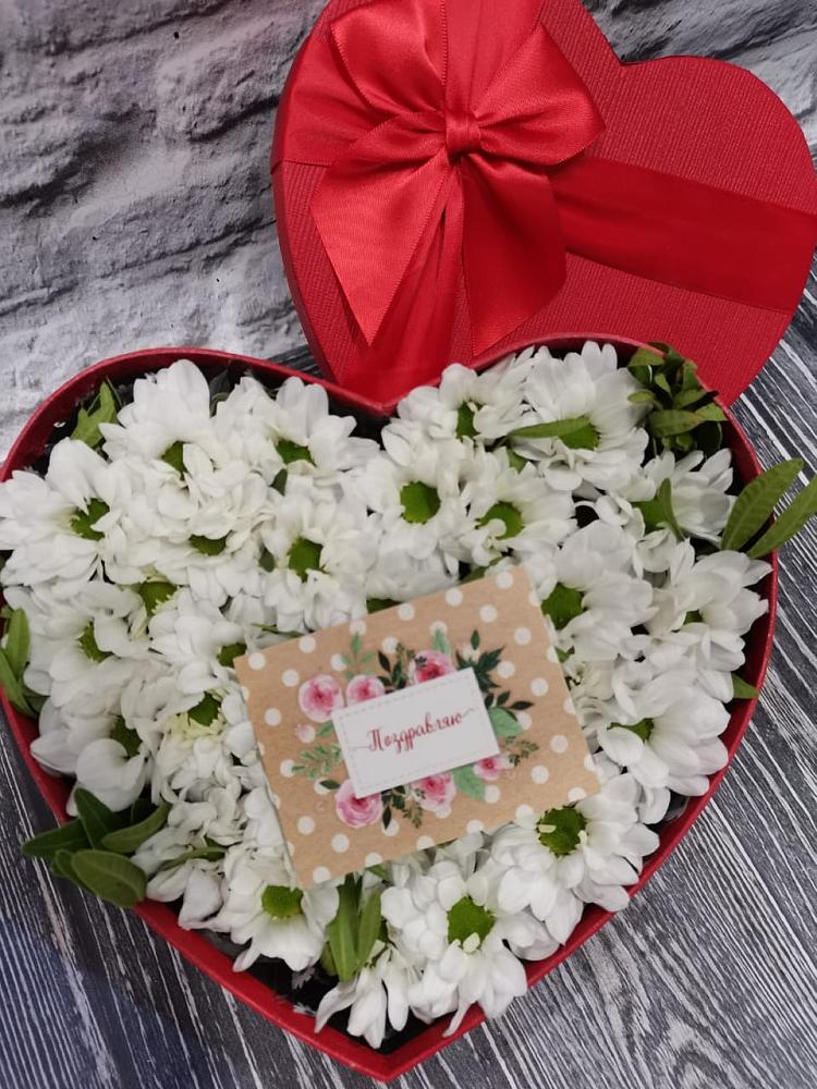 Цветочная композиция из Хризантемы в виде сердца в Оредеж