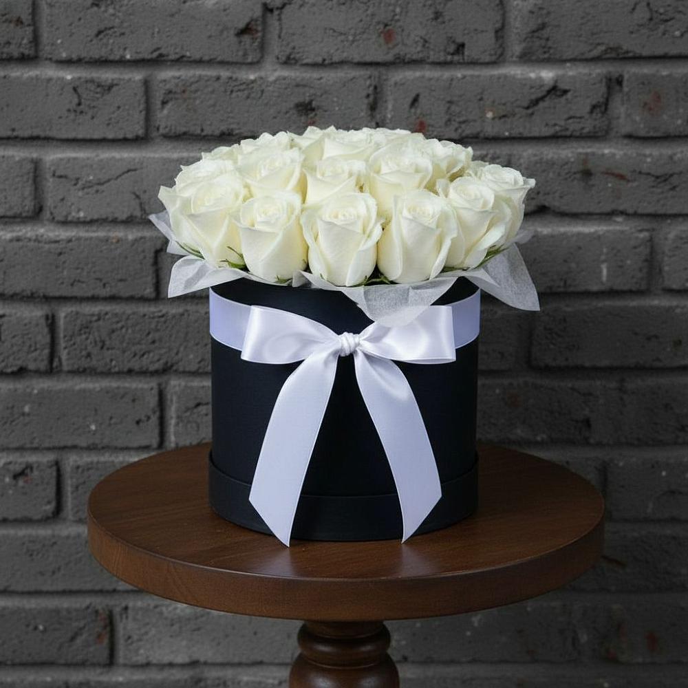 Цветочная композиция из Розы в шляпной коробке в Оредеж