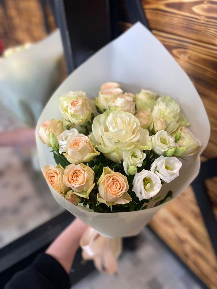 Букет цветов из: Розы и Лизиантусы в Оредеж